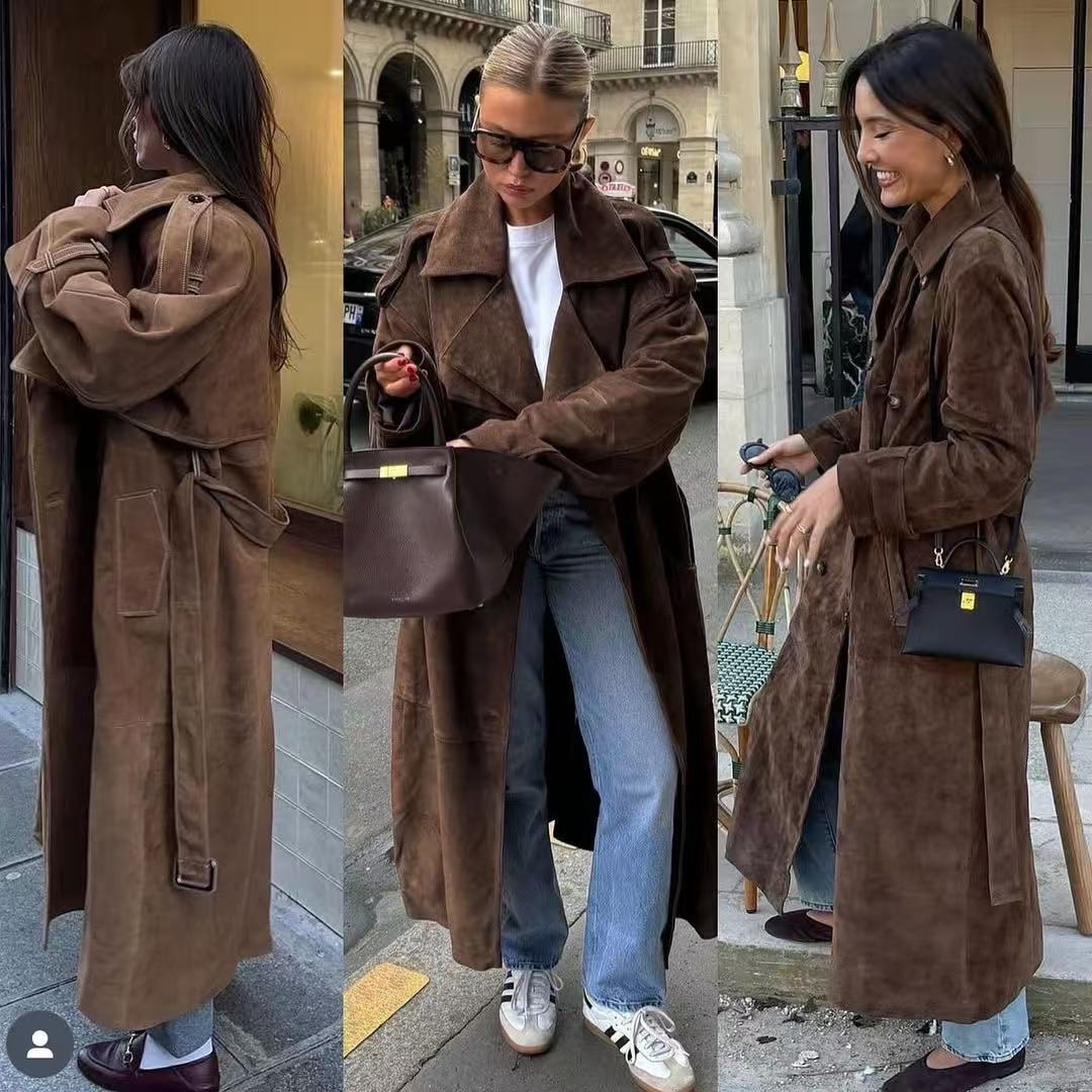 Damen Midilanger Oversize-Trenchcoat aus Veloursimitat mit doppelreihiger Knopfleiste, Schulterpatten und Bindegürtel Echo Archiv