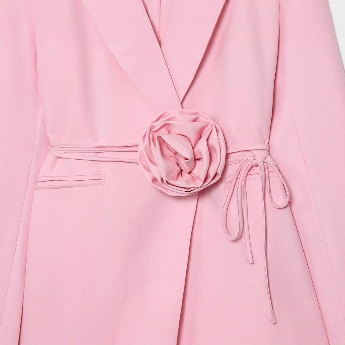 Damen Taillierter Blazer mit Deko‑Rosen‑Gürtel und Reverskragen Echoarchiv