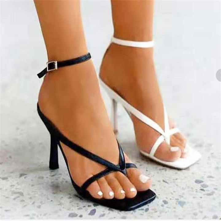Damen nan filigrane Zehenring-Sandaletten mit quadratischer Zehenform, gekreuzten Riemen und feinem Stilettoabsatz Echo Archiv