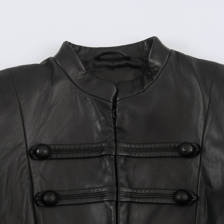 Damen Taillierte militärinspirierte Lederjacke mit Stehkragen, dekorativen Riegeln und Knopfleisten Echoarchiv