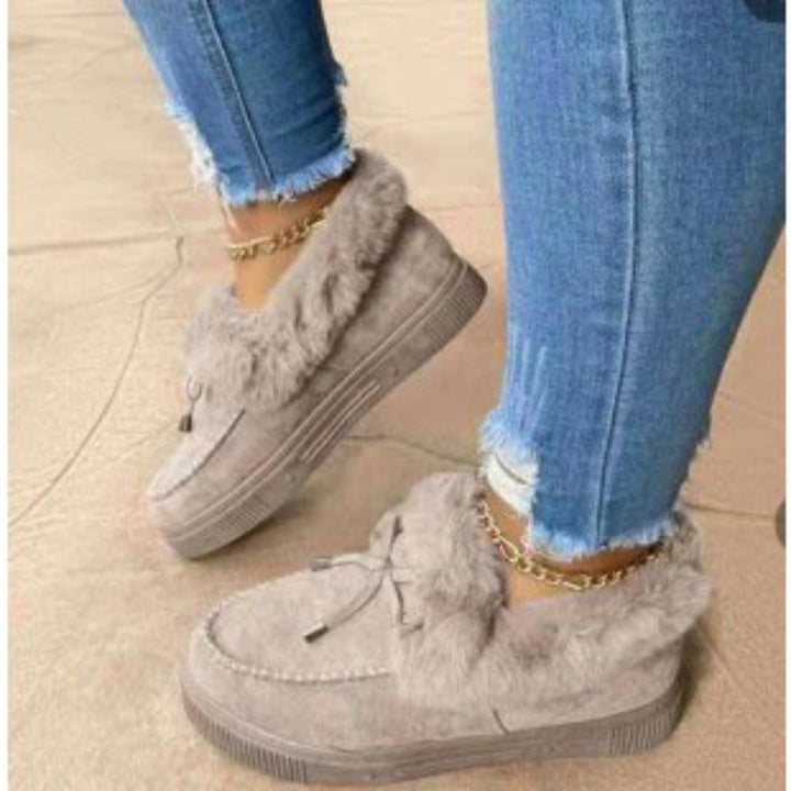 Damen Kuschel‑Mokassin‑Slipper mit hochfloriger Fellmanschette, dekorativer Steppnaht und leichtem Plateau‑Sohlenprofil Echo Archiv
