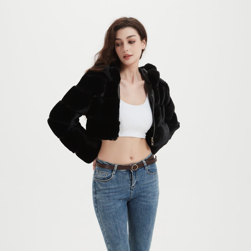 Damen Cropped Kunstpelzjacke mit gestepptem Panel‑Design und Kapuze Echo Archiv