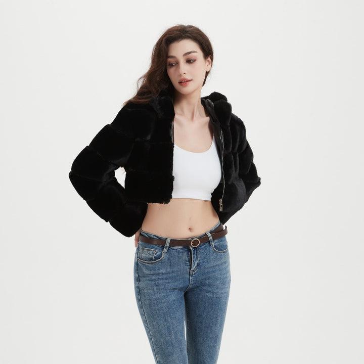 Damen Cropped Kunstpelzjacke mit gestepptem Panel‑Design und Kapuze Echo Archiv