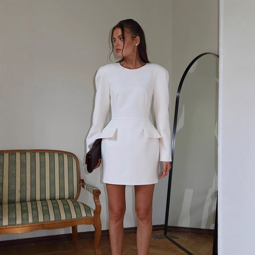 Damen Tailliertes Minikleid mit strukturierten Schultern, langen Ärmeln und angedeutetem Peplum Echoarchiv