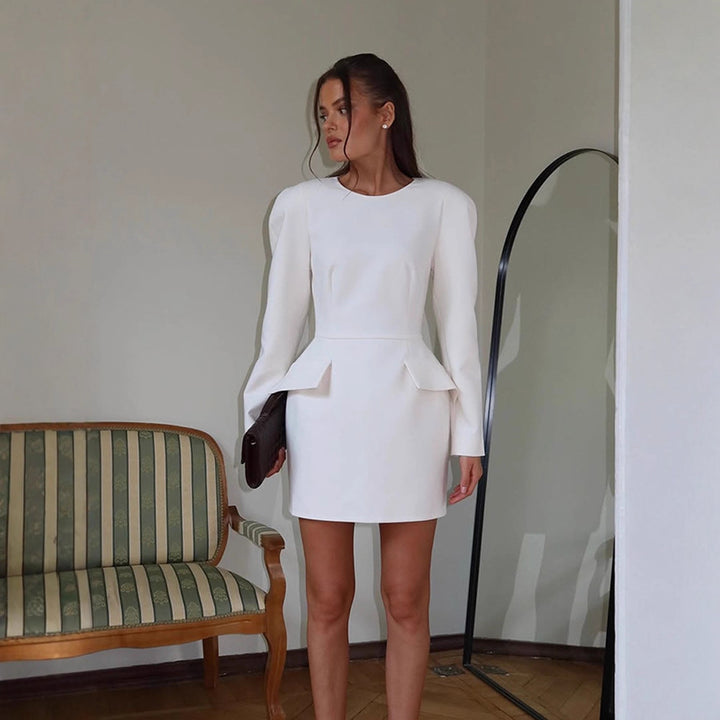 Damen Tailliertes Minikleid mit strukturierten Schultern, langen Ärmeln und angedeutetem Peplum Echoarchiv
