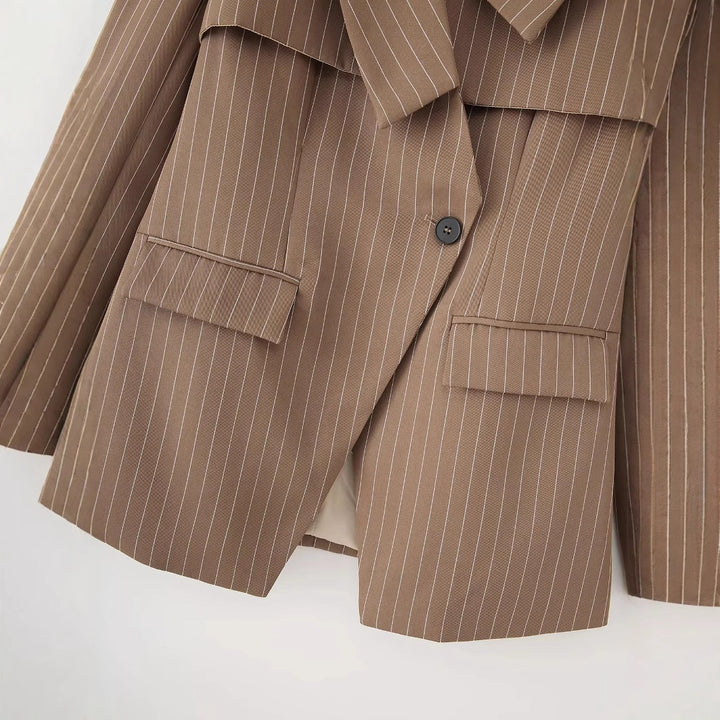 Damen nan gestreifter Oversize-Blazer mit asymmetrischer Schalkragen-Überlagerung und Pattentaschen Echo Archiv