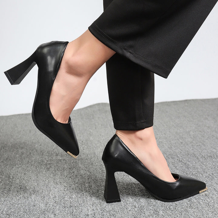 Damen Pumps mit spitzer Zehenpartie, Metallkappe und skulpturellem Blockabsatz Echo Archiv