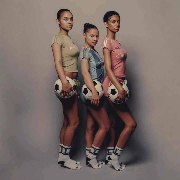 Damen Sport-Set mit figurbetonter Shorts und kurzärmeliger Oberteil Echo Archiv