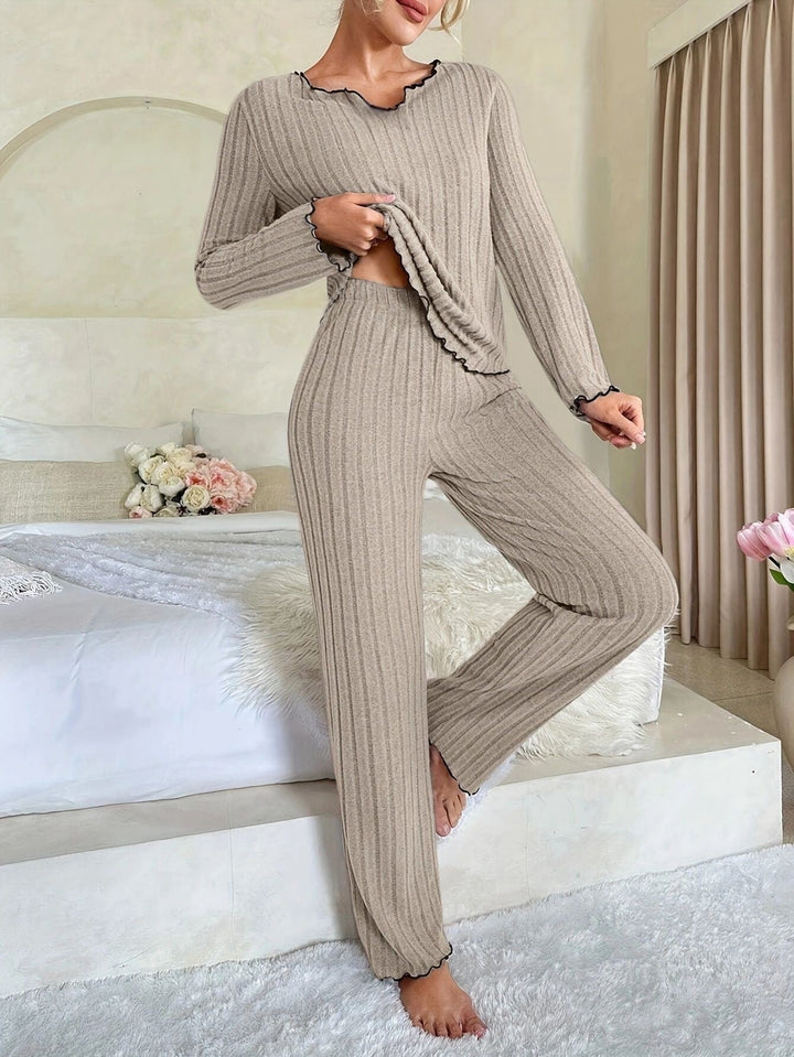 Damen Gemütlicher zweiteiliger Pyjama mit kontrastierenden Rüschen – Élanora