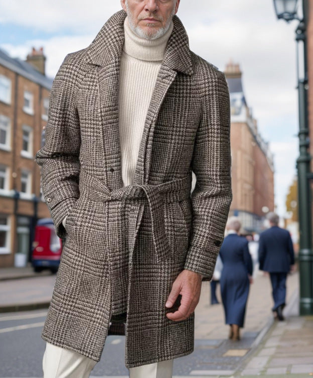 Herren eleganter Trenchcoat mit modernem Karomuster und Taillengürtel Echoarchiv