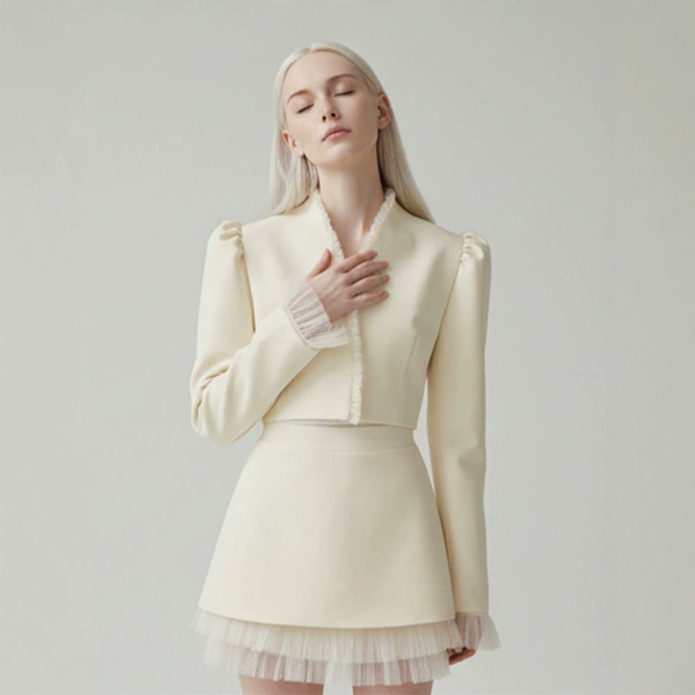Damen Kurzblazer mit taillierter Cropped-Silhouette, gerafften Schultern und zarten Tüllmanschetten Echoarchiv