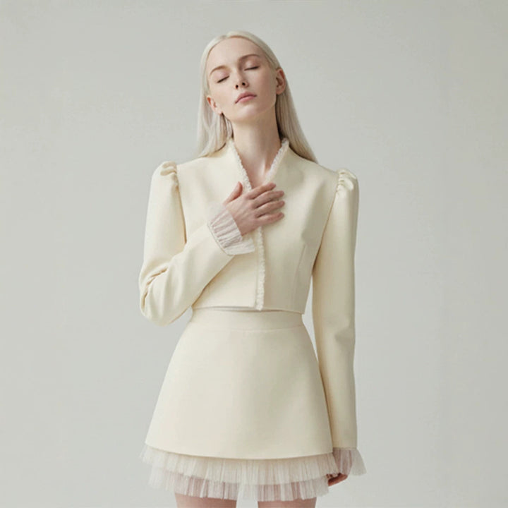 Damen Kurzblazer mit taillierter Cropped-Silhouette, gerafften Schultern und zarten Tüllmanschetten Echoarchiv