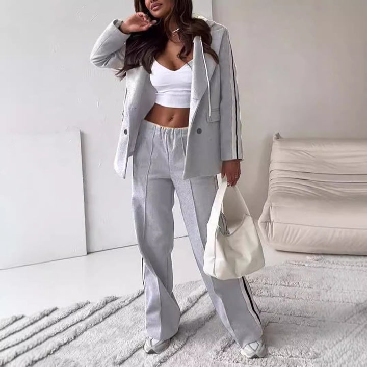 Damen nan sportlich-elegantes Blazer-Zweiteiler mit Kapuzenblazer und weiter Trainingshose mit seitlichem Streifen Echo Archiv