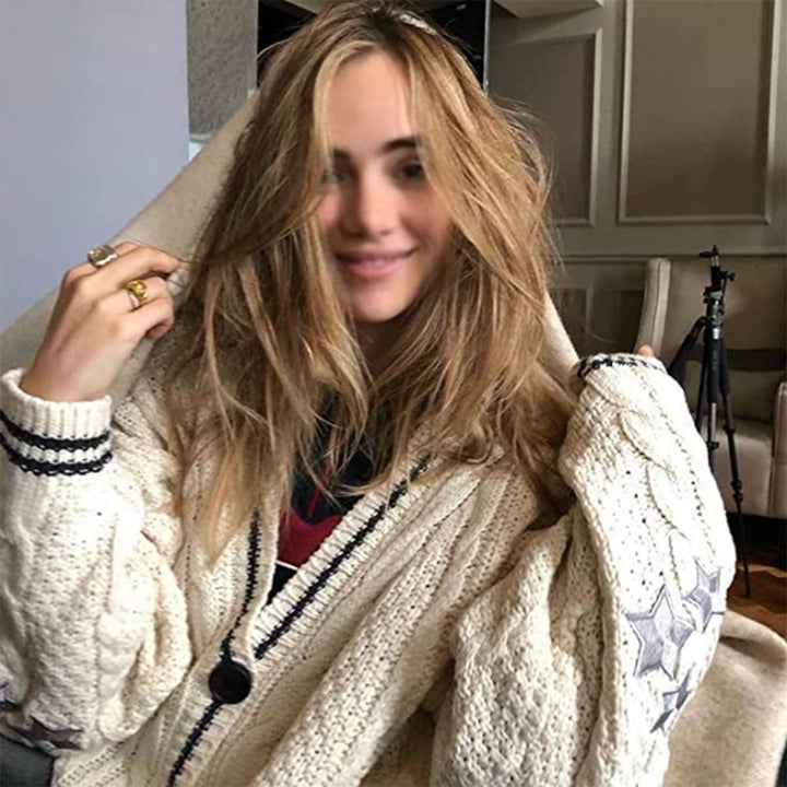 Damen nan oversized Zopfmuster-Cardigan mit V-Ausschnitt, Knopfleiste und Sternapplikationen Echo Archiv