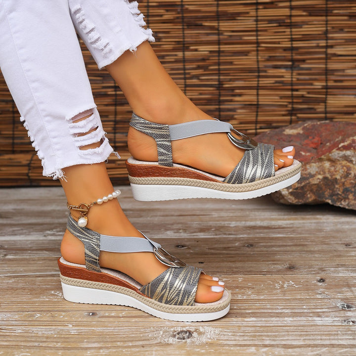 Damen Plateau‑Keil‑Sandalen mit elastischem Riemen, geprägter Metallic‑Optik und dekorativem Ring Echo Archiv