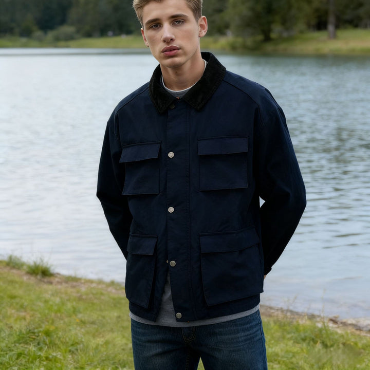 Herren Wachsjacke im Field-Stil mit Cordkragen und Mehrfachtaschen Echoarchiv