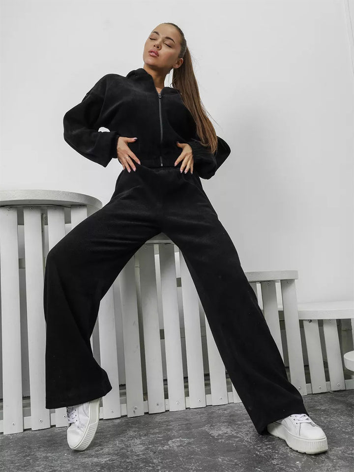 Damen Velours-Loungewear-Set mit kurzem Reißverschluss-Hoodie und weiter hochgeschnittener Palazzohose – Élanora