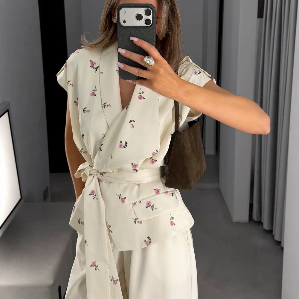 Damen Ärmellose Wickelbluse mit tailliertem Bindegürtel und Pattentaschen Echoarchiv