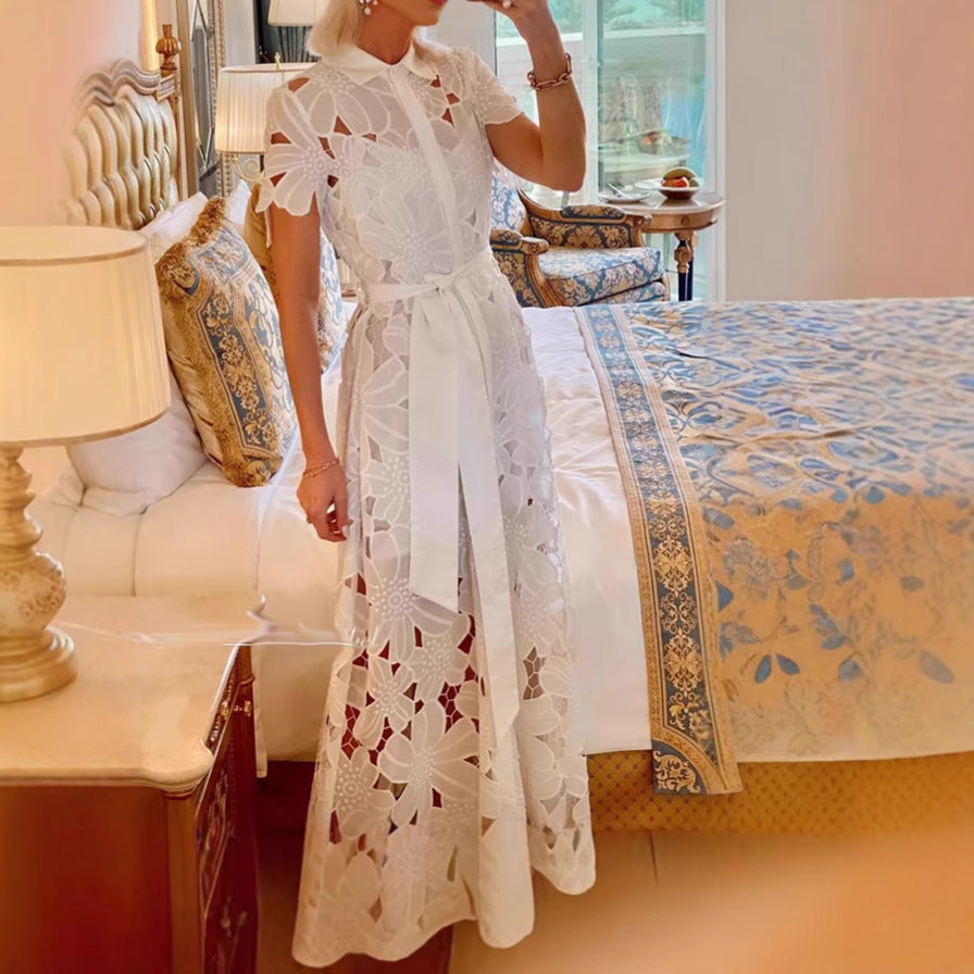 Damen nan ausgestelltes Maxikleid aus floraler Broderie mit Hemdblusenkragen, Knopfleiste und Bindegürtel Echo Archiv