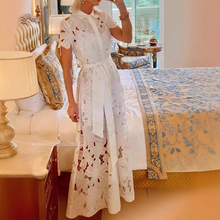 Damen nan ausgestelltes Maxikleid aus floraler Broderie mit Hemdblusenkragen, Knopfleiste und Bindegürtel Echo Archiv