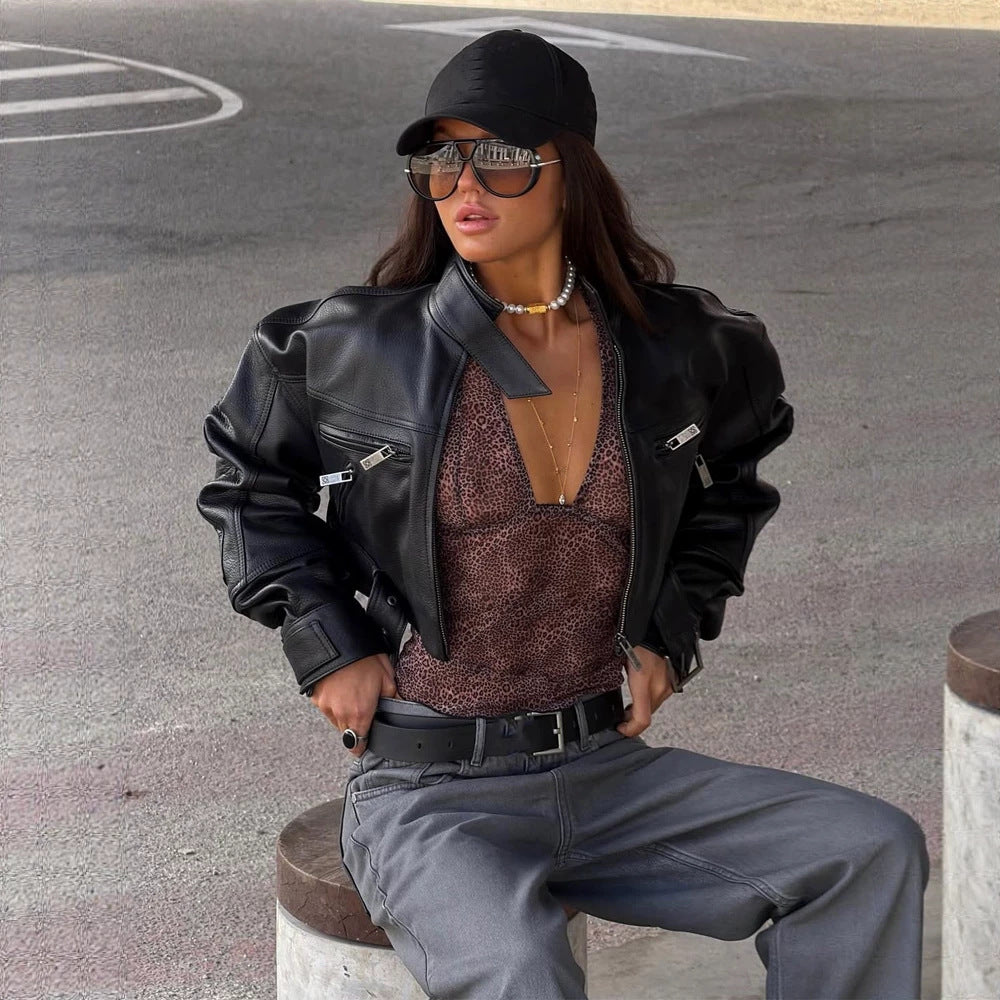Damen Cropped Boxy-Bikerjacke aus veganem Leder mit hohem Stehkragen, Reißverschlusstaschen & Schnallen-Detail Echoarchiv