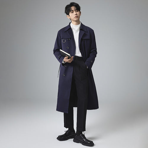 Herren Moderner Tech-Trenchcoat mit Doppelreihiger Knopfleiste, Bindegürtel und dezenten Ringdetails Echoarchiv