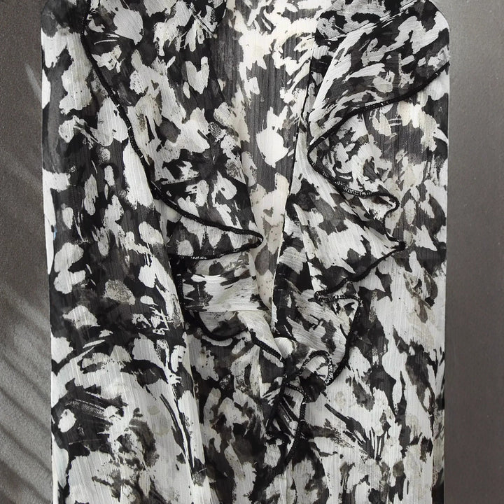 Damen geblümtes Volant-Chiffon-Minikleid mit Rüschen-V-Ausschnitt elastischer Taillenpartie und zartem Gürtel – Élara