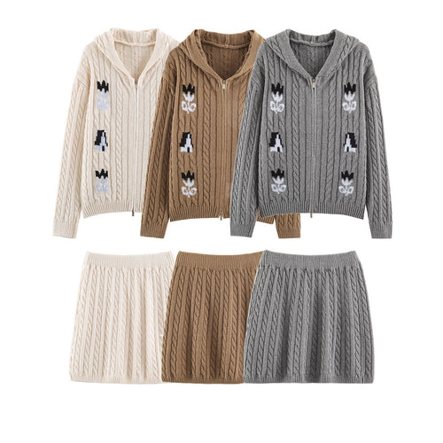 Damen Zweiteiliges Strick-Set mit Zipper-Kapuzenjacke und kurzem Zopfmuster-Rock Echoarchiv
