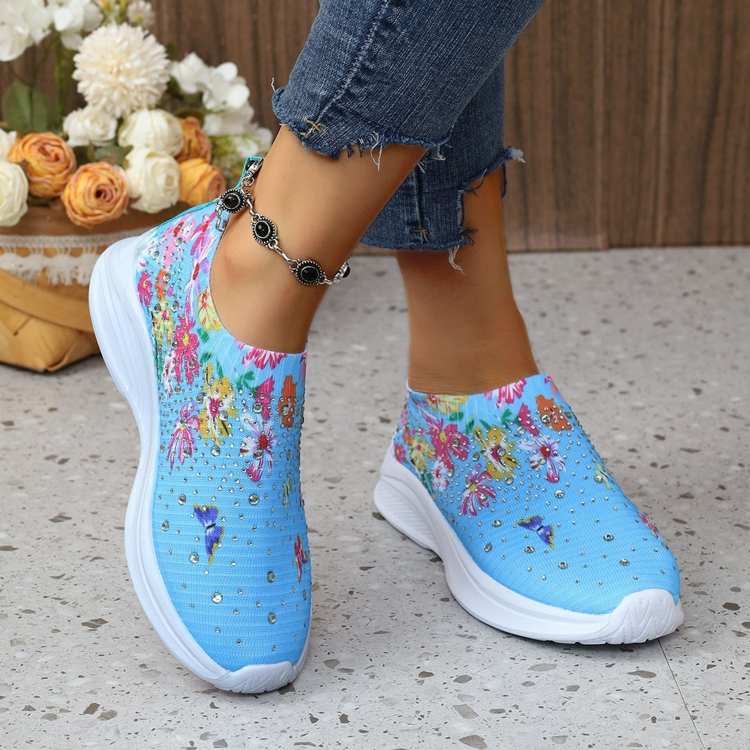 Damen Slip-On Strick-Sneaker mit elastischem Schaft, Blumenprint und Strassbesatz – Névara