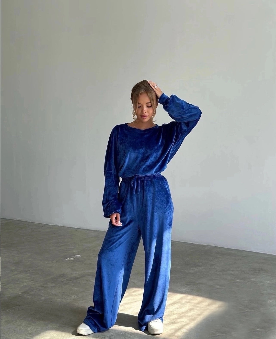 Damen luxuriöses Samt-Relax-Set mit Oversize-Crewneck und hochgeschnittener Gummibund-Jogger – Avérine