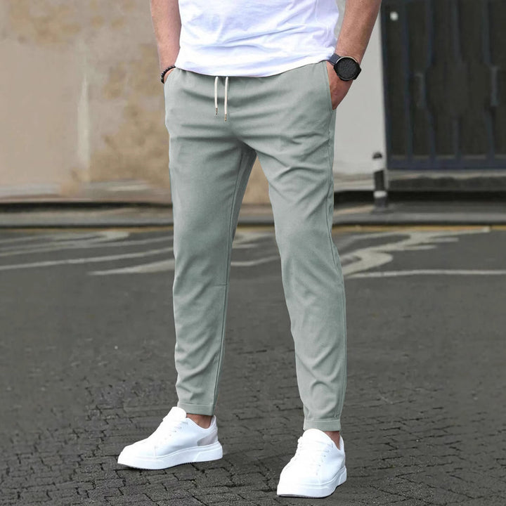 Herren Slim-Fit Jogginghose mit Kordelzug, Seitentaschen und schmalem Knöchelabschluss – Sorevano