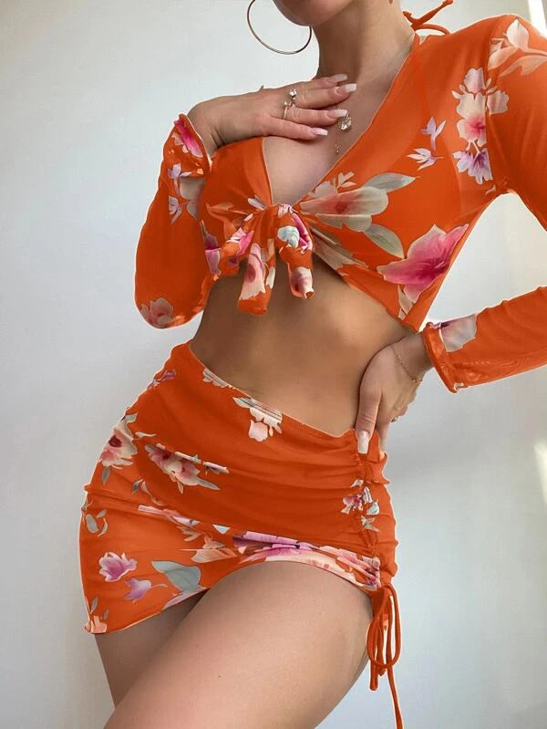 Damen Elegantes Badeoberteil mit floralem Design und Krawattenverschluss Echo Archiv