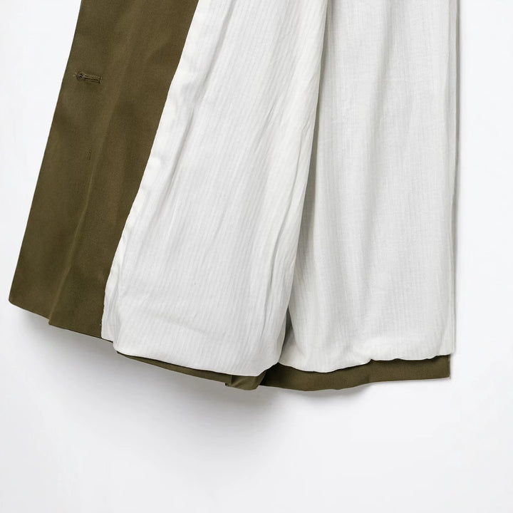 Damen Kurze Utility-Capejacke mit Tunnelzug, hohem Stehkragen und verstellbaren Ärmelriegeln Echoarchiv