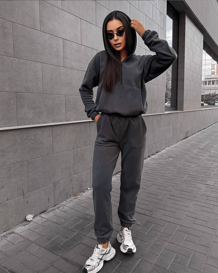 Damen sportliches Fleece-Set mit halbhohem Reißverschluss Kapuzenhoodie und lässiger Jogginghose – Avérine