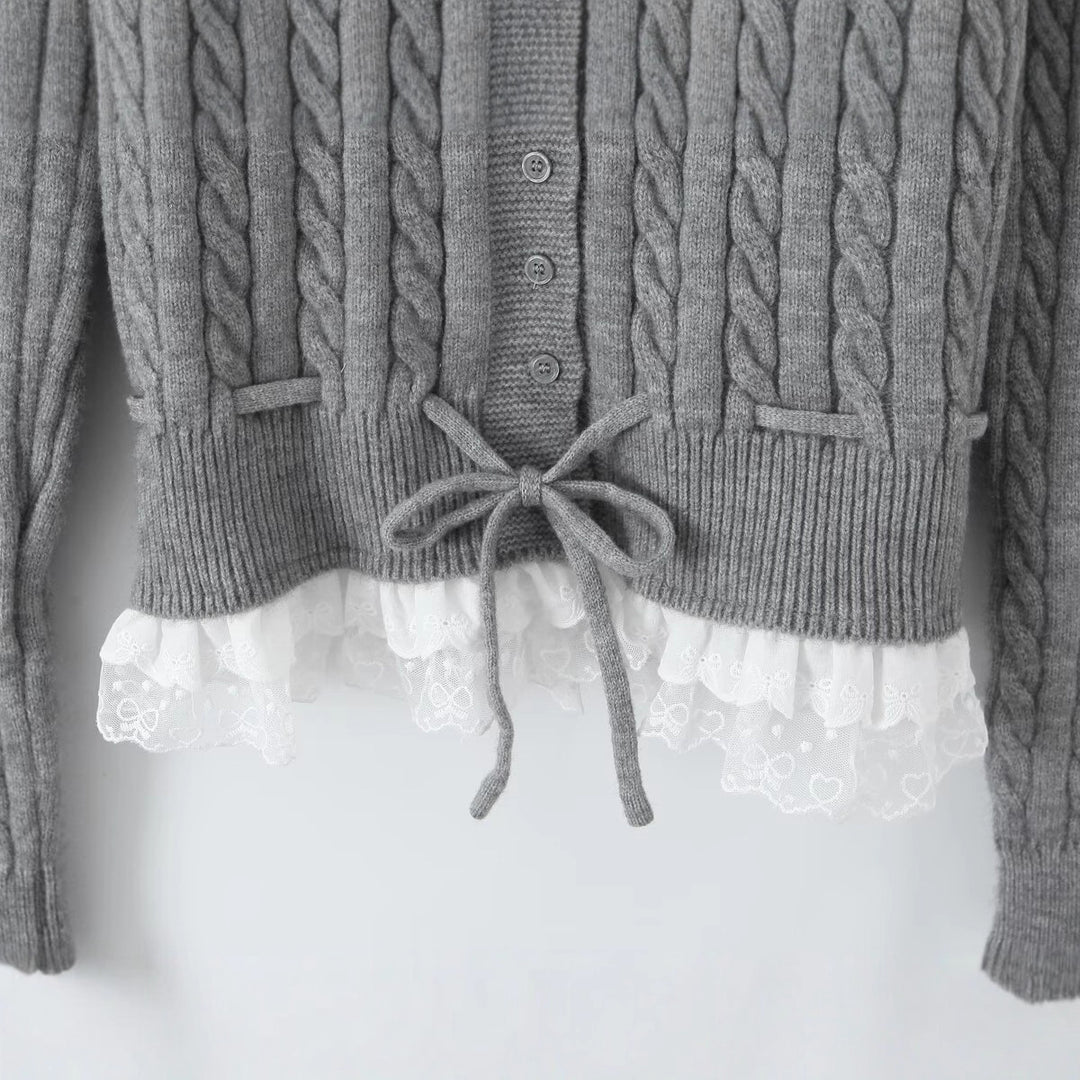 Damen Strickjacke mit Zopfmuster, Knopfleiste und Spitzenvolant Echo Archiv