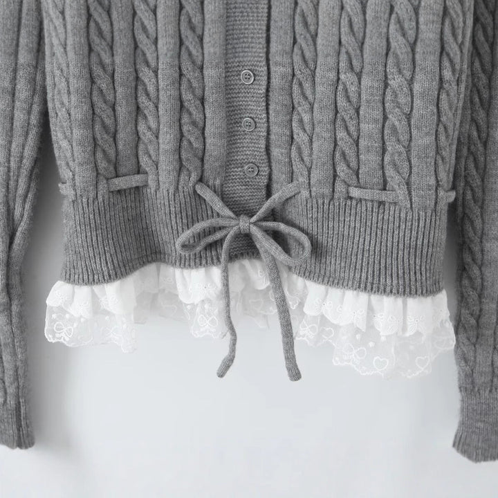 Damen Strickjacke mit Zopfmuster, Knopfleiste und Spitzenvolant Echo Archiv
