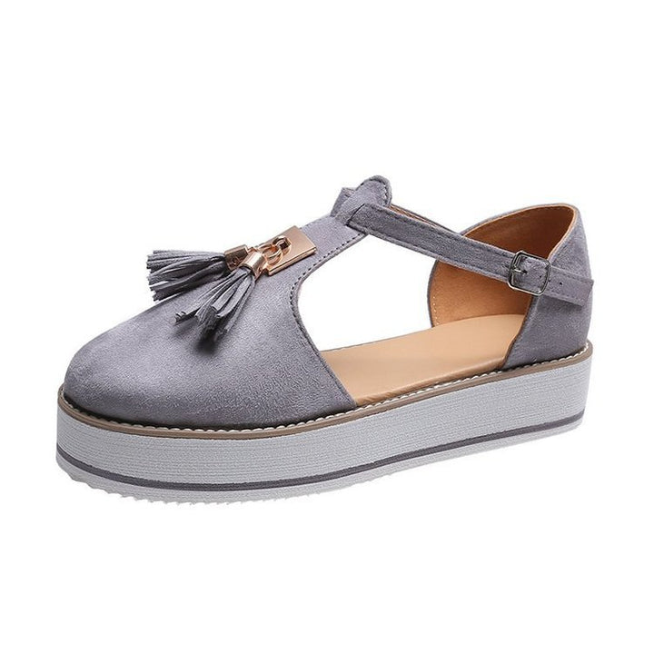 Damen  T‑Riemen Plateau‑Sandale aus Wildlederimitat mit Quastenapplikation und verstellbarem Fersenriemen Echo Archiv
