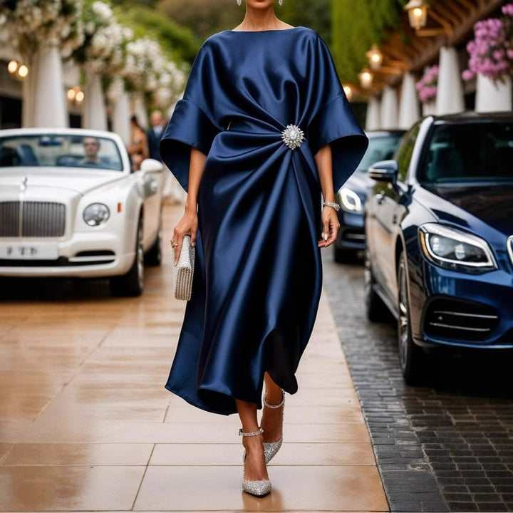 Damen nan elegantes Satin-Kaftan-Midikleid mit Kimonoärmeln seitlicher Drapage und Zierbrosche Echo Archiv