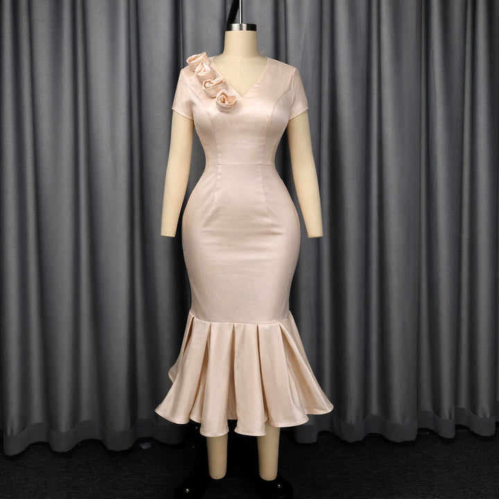 Damen figurbetontes Kleid mit Volant und Blütenapplikationen Echo Archiv