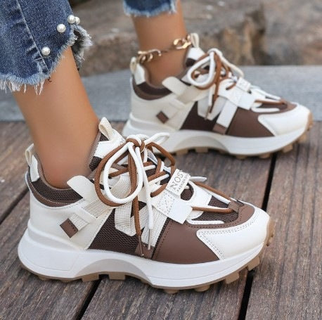Damen Chunky-Plateau-Sneaker mit atmungsaktivem Mesh und montierten Riemen – Névara