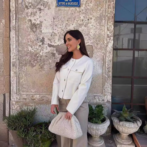 Damen strukturierte Kurzjacke mit Rundhals, Brusttaschen und dekorativer Metallknopfleiste – Célinea