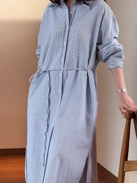 Damen Langes Hemdblusenkleid aus Popeline mit feiner Streifenstruktur, Kordel‑Taille und Seitenschlitzen – Élara