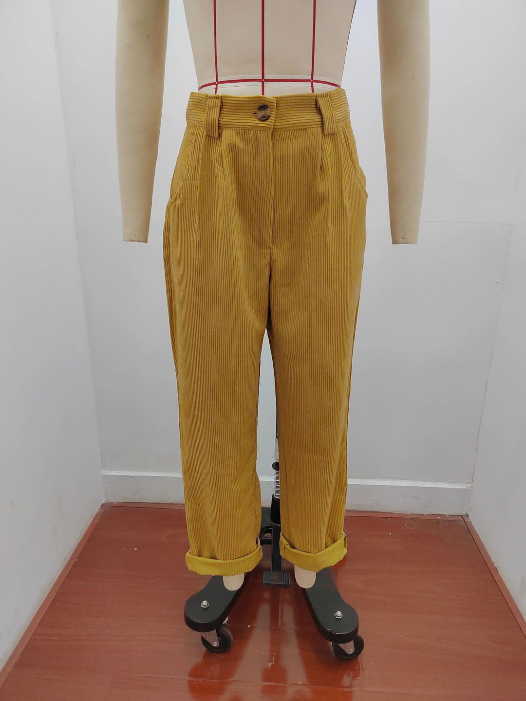 Damen nan weiche weite Cordhose mit hoher Taille, Bundfalten und umgeschlagenem Saum Echo Archiv