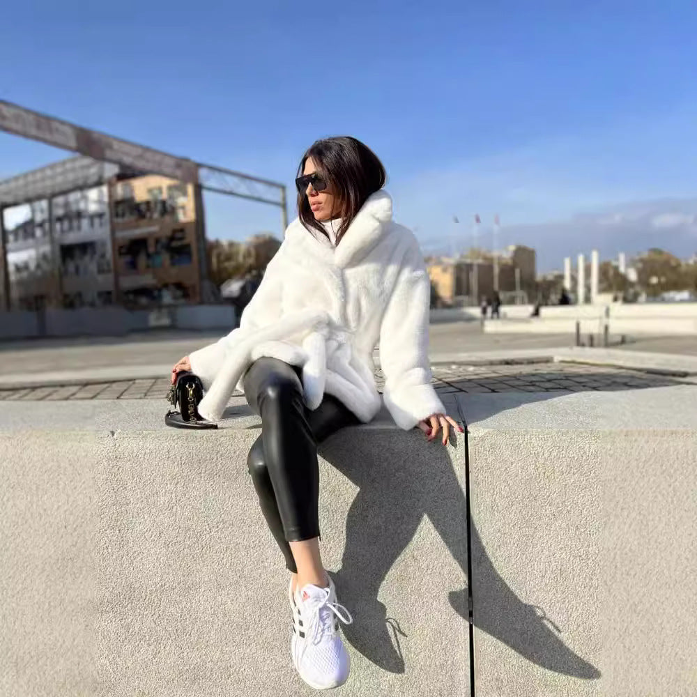 Damen Kurzmantel aus dichtem Faux‑Fur mit Bindegürtel und hohem Stehkragen Echo Archiv