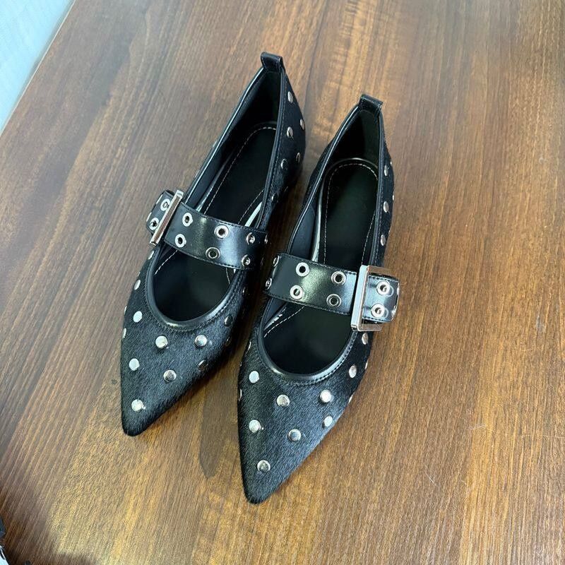 Damen Spitz zulaufende Mule-Ballerina mit breitem Nietenriemen und Dalmatiner-Muster – Avérine