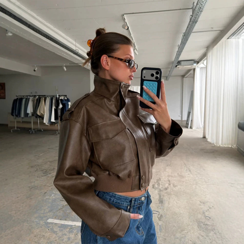 Damen Kurze Utility-Bomberjacke aus veganem Lederimitat mit hohem Stehkragen Echoarchiv