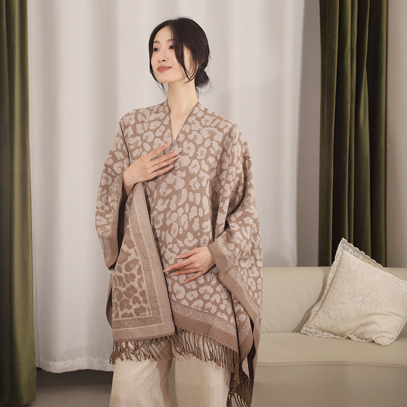 Damen Eleganter Jacquard-Überwurf mit Leopardenjacquard und Fransen Echo Archiv