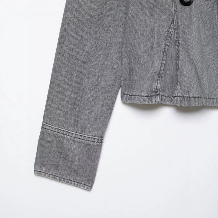 Damen Cropped Jeansjacke mit Mandarin‑Kragen und dekorativen Zierknoten Echoarchiv