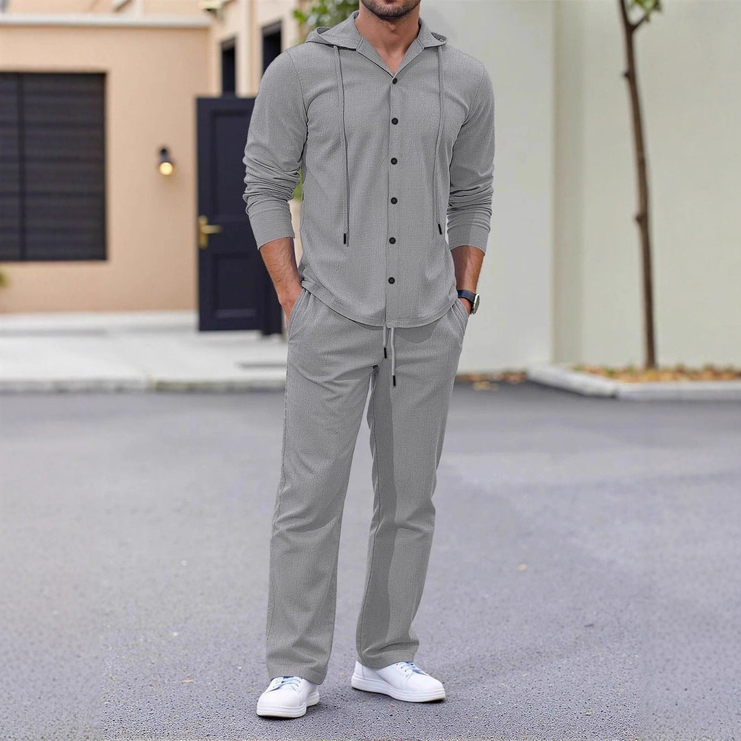 Herren entspannendes Freizeit-Outfit mit Kapuze und praktischen Taschen Echoarchiv