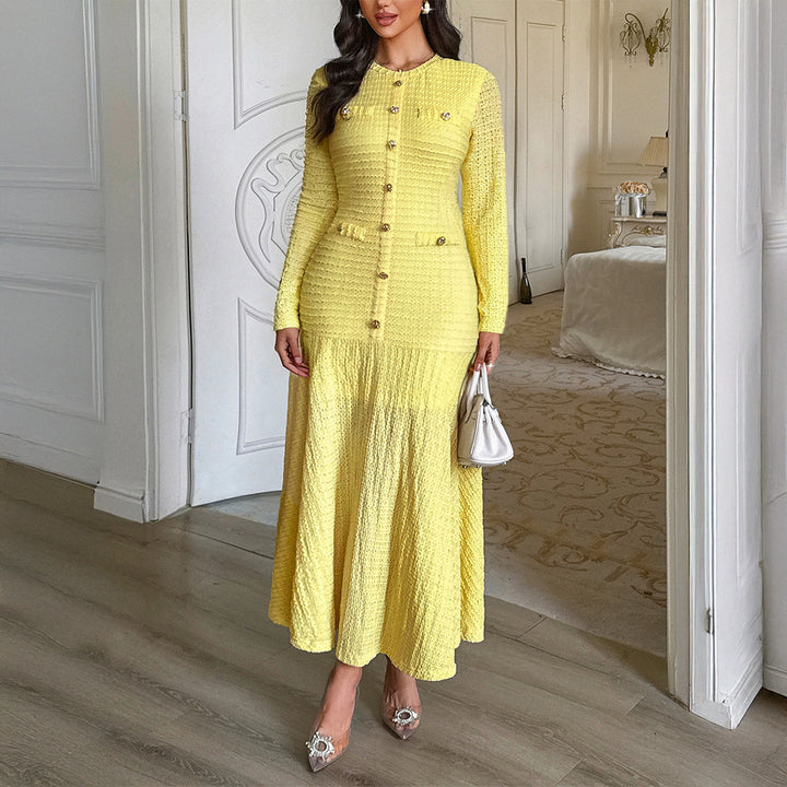 Damen tailliertes Maxi-Strickkleid mit durchgehender Knopfleiste und dekorativen Zierknöpfen – Valéora